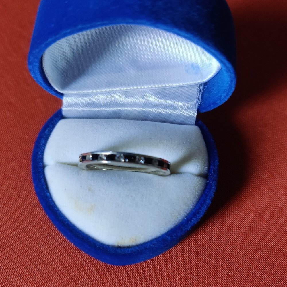 Sweet thin silver ring inlaid with alternating rhinestones and black sto…